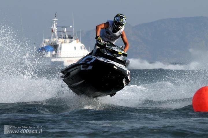 Jet-ski de compétition lancé dans les vagues